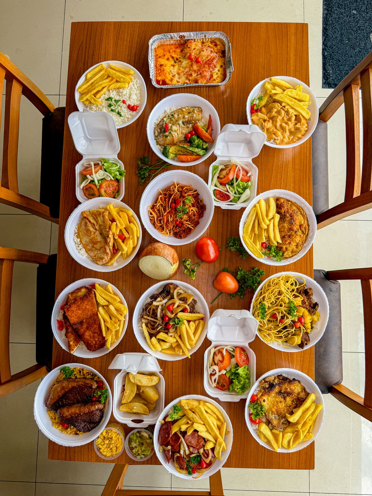Marmitas de almoço do delivery do Sampa Villa sobre a mesa